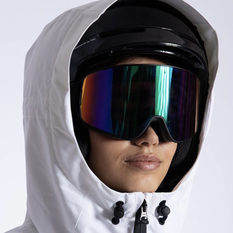 Capucha con doble ajuste que se adapta al casco