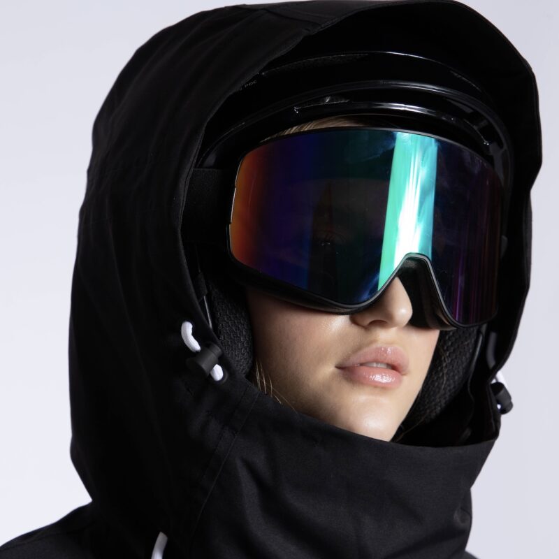 Capucha ajustable, tamaño perfecto para utilizar casco