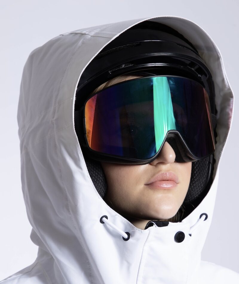 Capucha ajustable, tamaño perfecto para utilizar casco